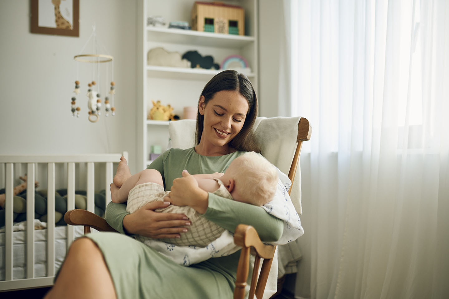 Majka doji bebu u vrtiću