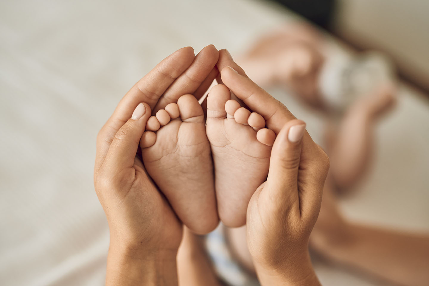 Bebine noge u majčinom naručju