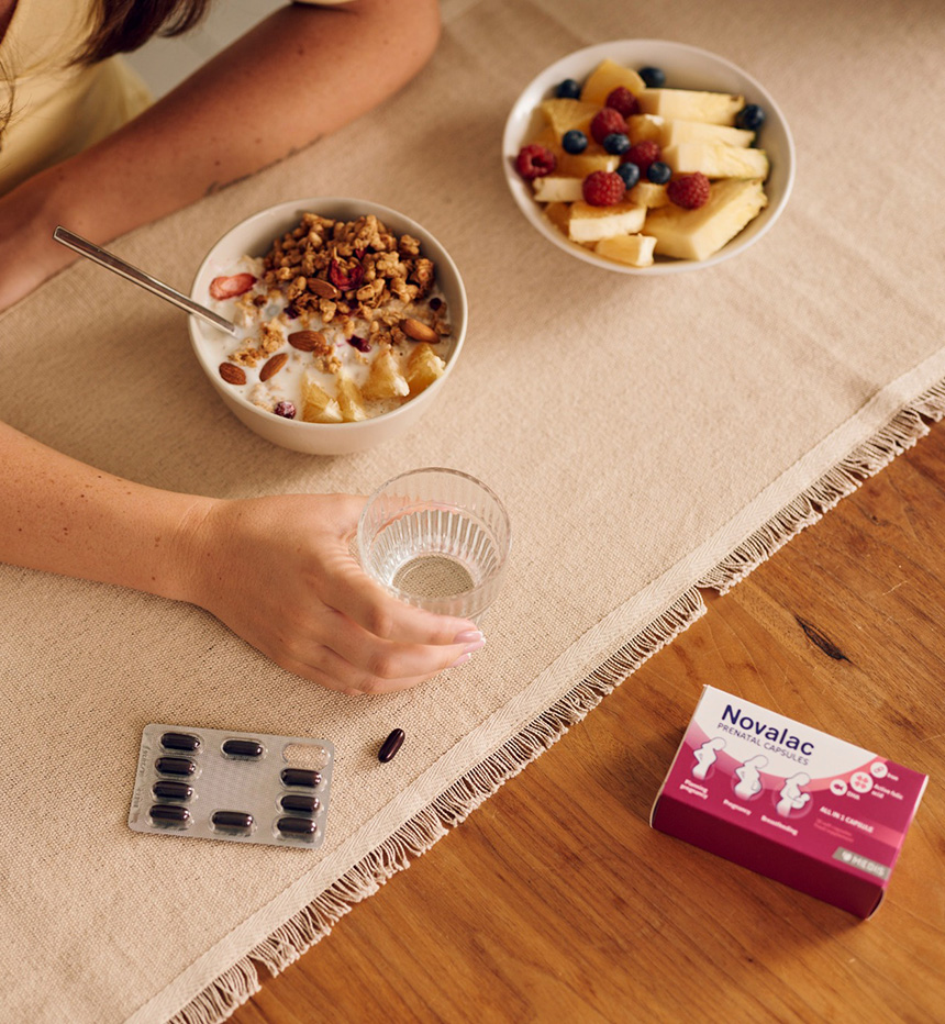 Zdrav doručak s vitaminima i čašom vode