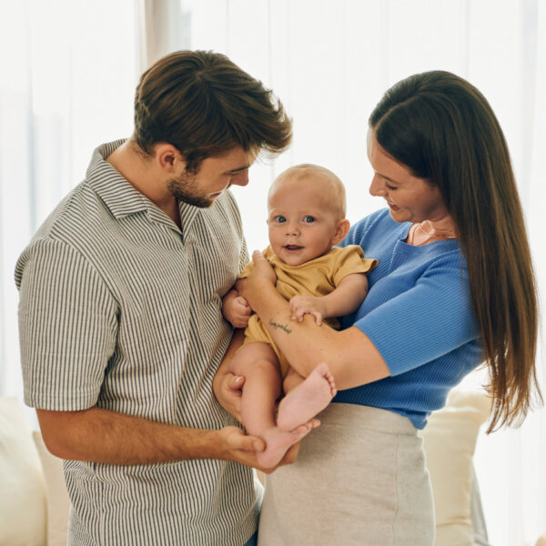 Roditelji s bebom u naručju – sretan trenutak kod kuće.