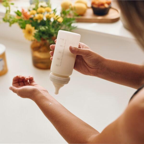 Provjera temperature mlijeka na zapešću prije hranjenja