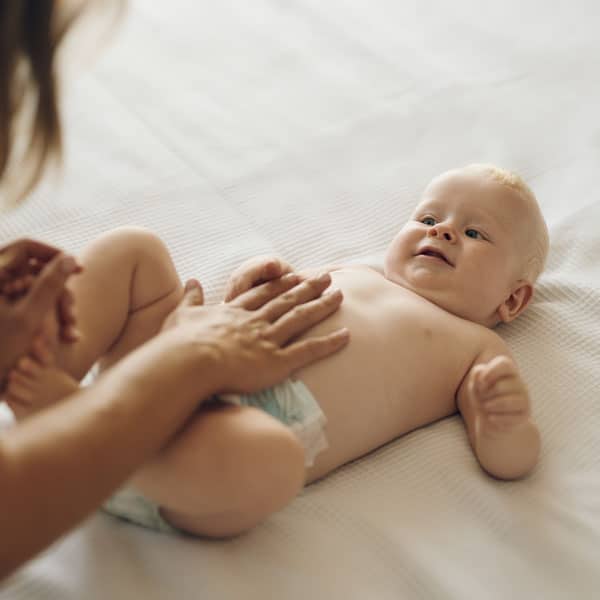 Beba tijekom mijenjanja pelena.