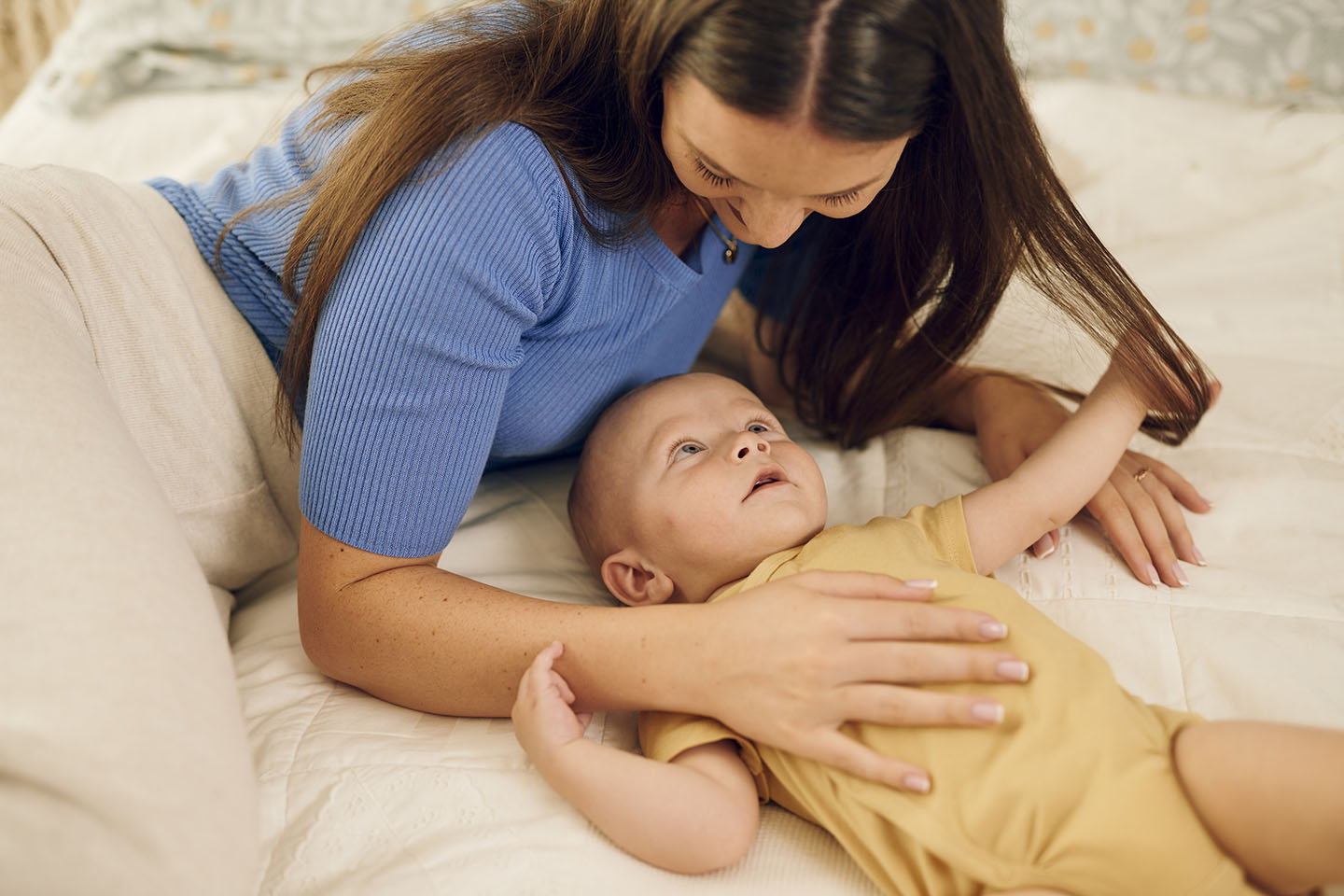 Majka drži bebu nakon hranjenja