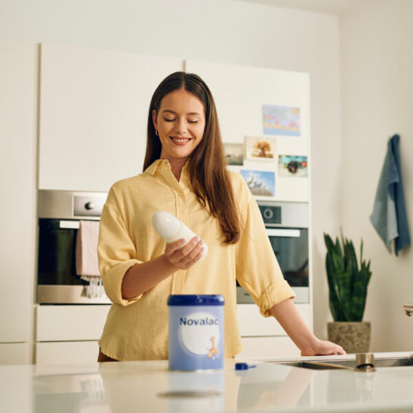 Mama priprema novu mliječnu formulu Novalac