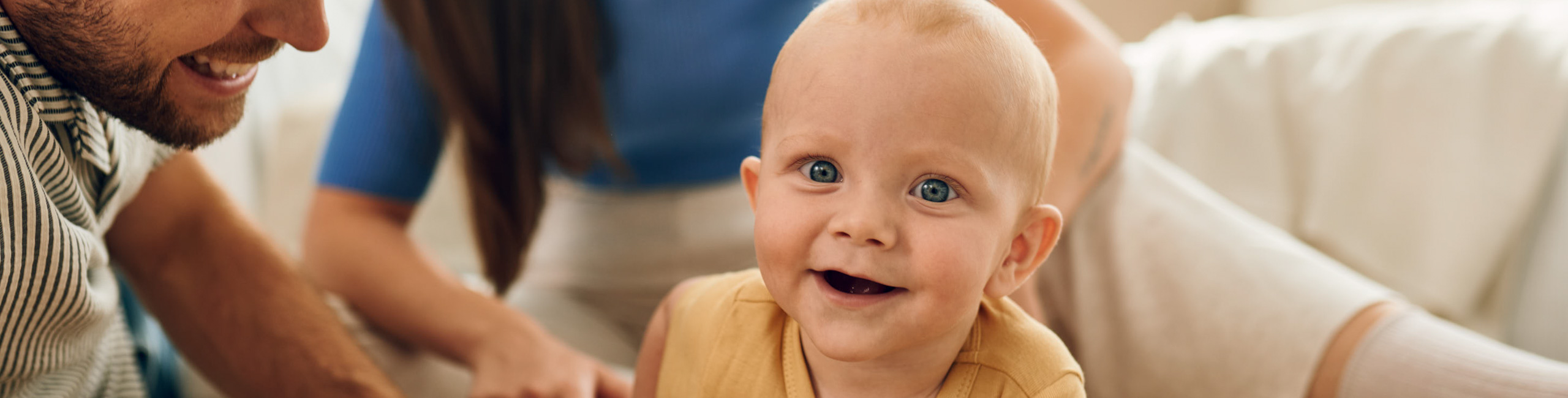 Sretna obitelj - mama, tata i beba se igraju.