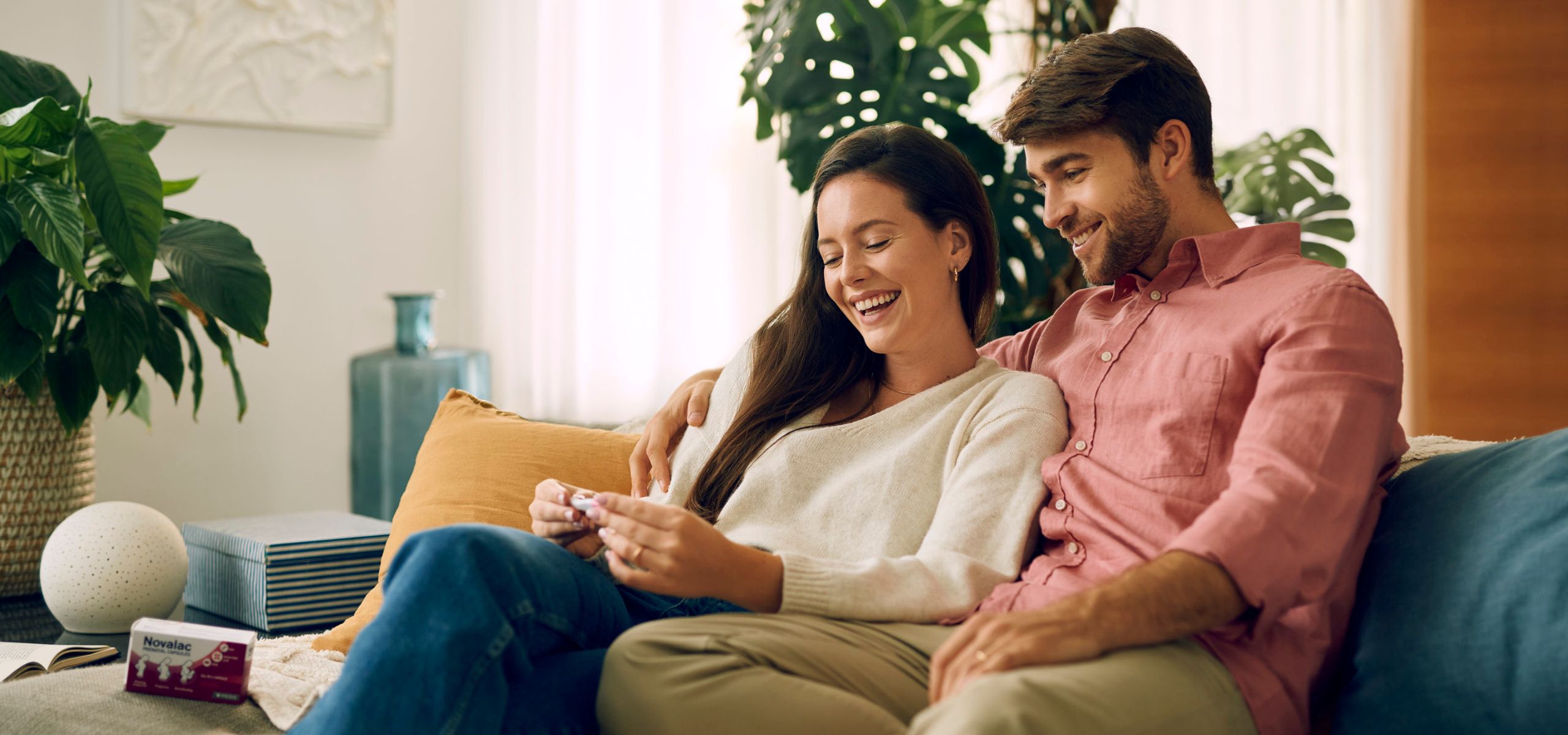 Par je sretan što vidi pozitivan test na trudnoću