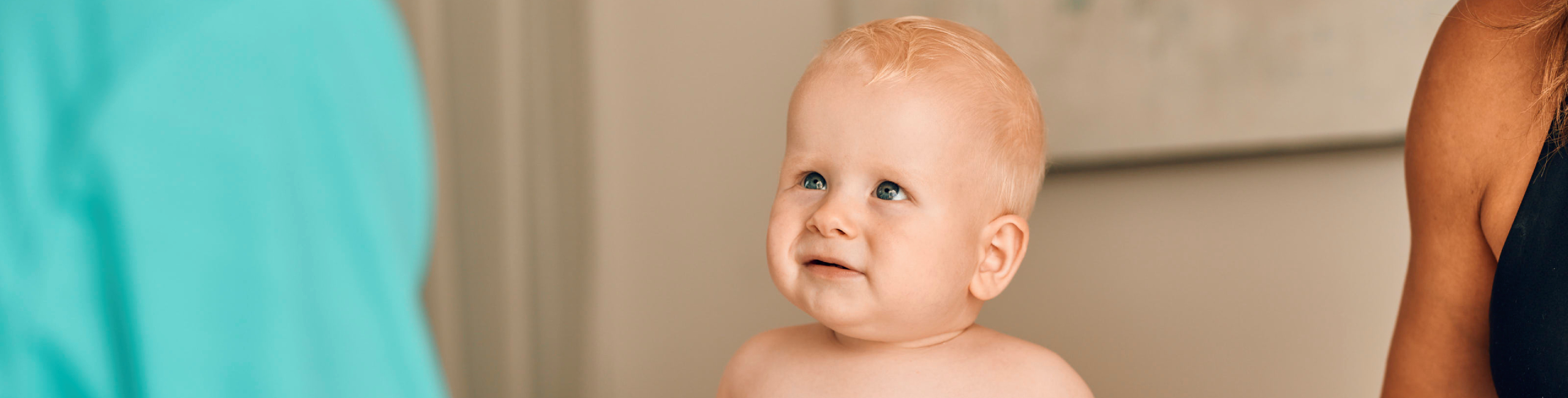 Bebu pregledava patronažna sestra