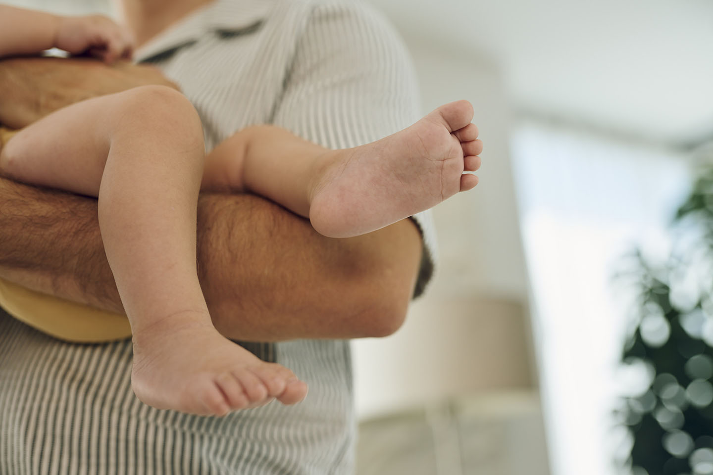 Snimka djetetovog stopala u rukama roditelja