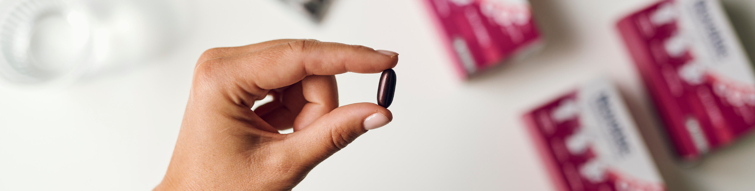 Ruka drži Novalac kapsulu s aktivnom folnom kiselinom Quatrefolic.