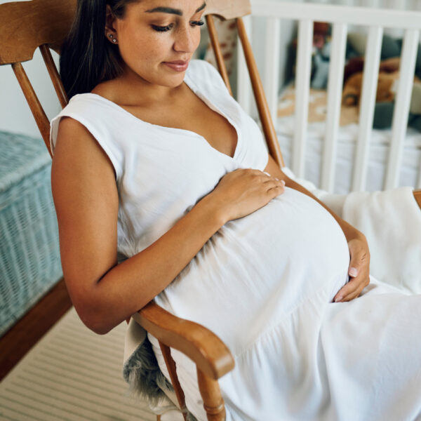 Trudnica opušteno sjedi u ljuljački