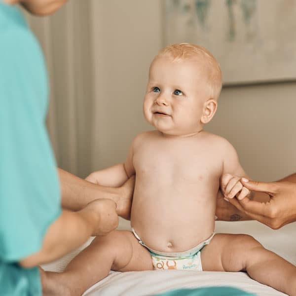 Beba u posjeti patronažnoj sestri.