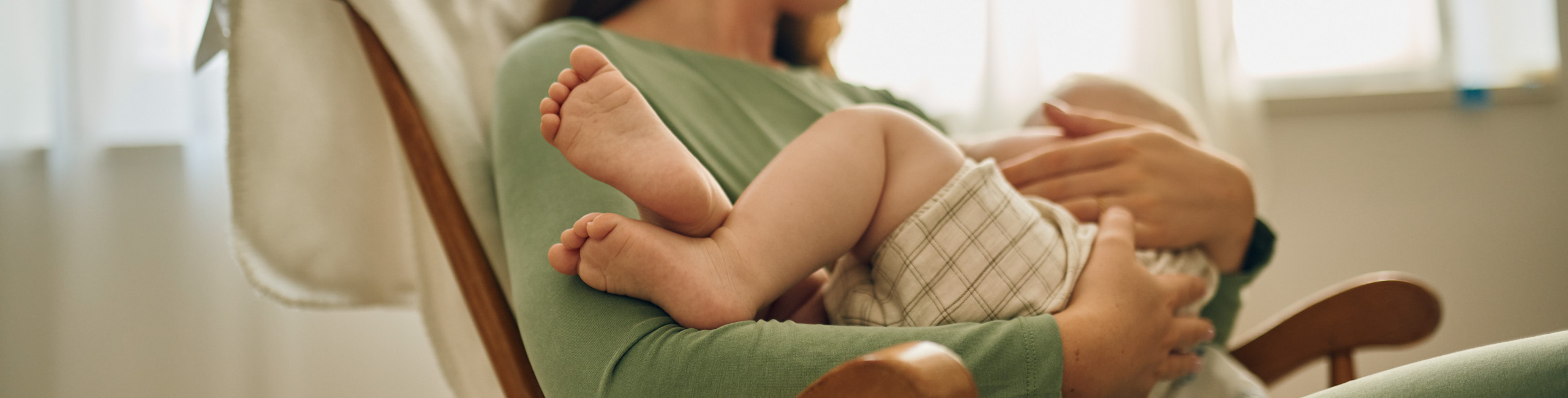 Majka drži bebu u naručju.