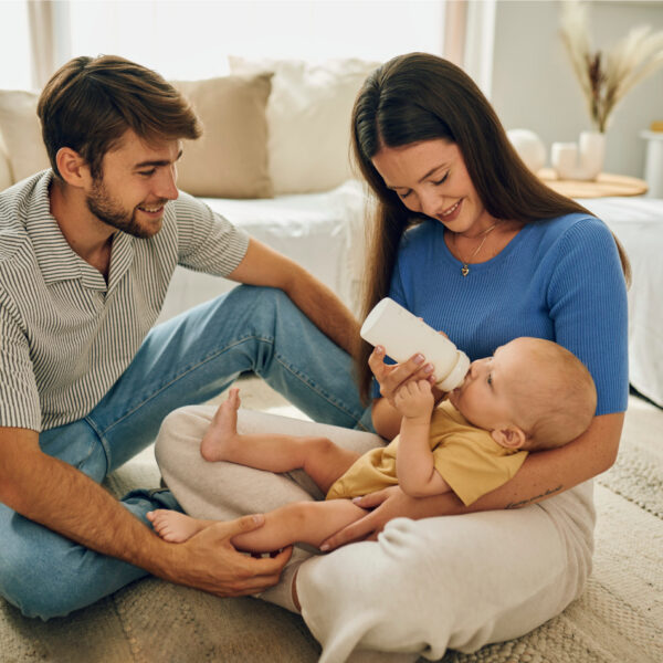 Roditelji doje svoju bebu Novalac bočicom
