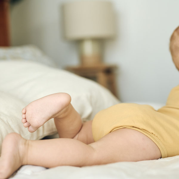 Beba leži na trbuhu.